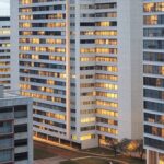 Vista de edifícios em Brasília com guindastes parados, representando freio no mercado imobiliário devido a elevação de impostos ITBI no DF.