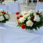 Salão comunitário em Brasília decorado para casamento coletivo, com flores e alianças, representando inscrições para casais vulneráveis no DF em 2026.