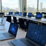 Sala de oficinas gratuitas de IA do Projeto Brasil.IA em Brasília, com equipamentos tecnológicos e vista da arquitetura local.