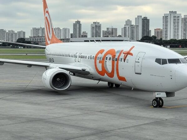 Avião da Gol no Aeroporto de Congonhas em São Paulo, representando a companhia aérea fundada por Constantino Junior.