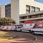 Fachada da UPA do Riacho Fundo II com ambulâncias estacionadas, indicando sobrecarga no DF.