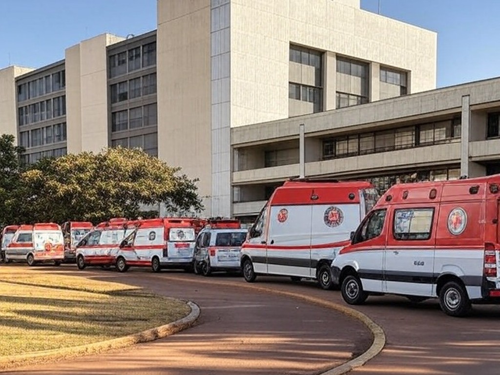 Fachada da UPA do Riacho Fundo II com ambulâncias estacionadas, indicando sobrecarga no DF.