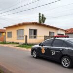 Rua em Sobradinho com fita de isolamento policial e viatura, representando condenação por tentativa de homicídio.