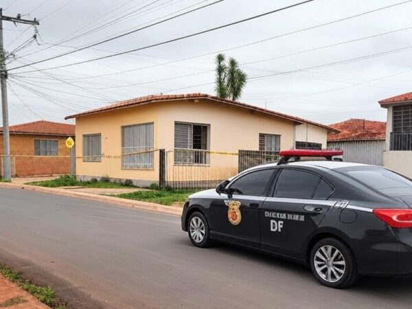 Rua em Sobradinho com fita de isolamento policial e viatura, representando condenação por tentativa de homicídio.