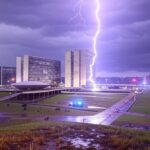 Tempestade com raio em Brasília atingindo área perto da Esplanada dos Ministérios, causando hospitalizações em apoiadores.