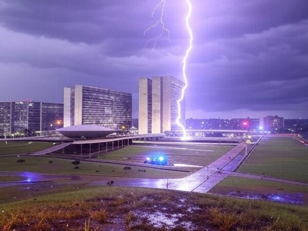 Tempestade com raio em Brasília atingindo área perto da Esplanada dos Ministérios, causando hospitalizações em apoiadores.
