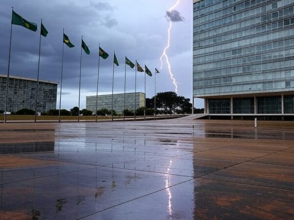 Temporal com raio sobre manifestação em Brasília, Esplanada dos Ministérios sob chuva forte e bandeiras verde-amarelas.