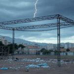 Estrutura de evento em BH atingida por raio durante tempestade, causando pânico.
