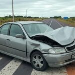 Cena de acidente com carro colidido em poste na BR-020 em Sobradinho, Distrito Federal, deixando cinco feridos.