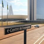 Fachada de agência do trabalhador em Brasília oferecendo vagas de emprego no Distrito Federal.