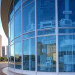 Hospital moderno em Brasília, representando cirurgia de catarata do presidente Lula.