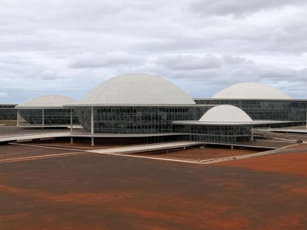 Edifício da CLDF em Brasília alertando para persistência da hanseníase e falhas no sistema de saúde do DF.