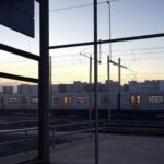 Estação de metrô em Brasília com vidros embaçados representando opacidade no transporte público do DF.