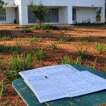 Casa em Sobradinho com envelopes de contas, representando o Programa Saindo do Sufoco para quitar dívidas.