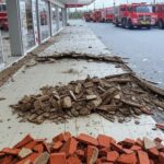 Foto de loja em Sobradinho 2, DF, com parede desabada e escombros, após incidente que deixou dois feridos leves.