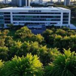 Edifício da Caesb em Brasília divulgando resultados provisórios de avaliação biopsicossocial e heteroidentificação em concurso.