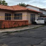 Casa residencial em Sobradinho isolada por fita policial após assassinato durante reunião familiar.