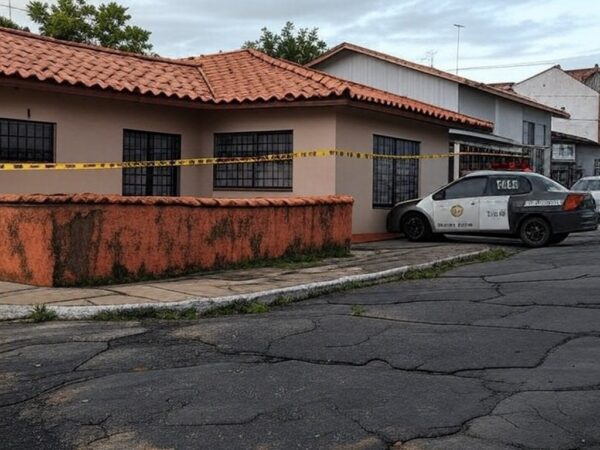 Casa residencial em Sobradinho isolada por fita policial após assassinato durante reunião familiar.