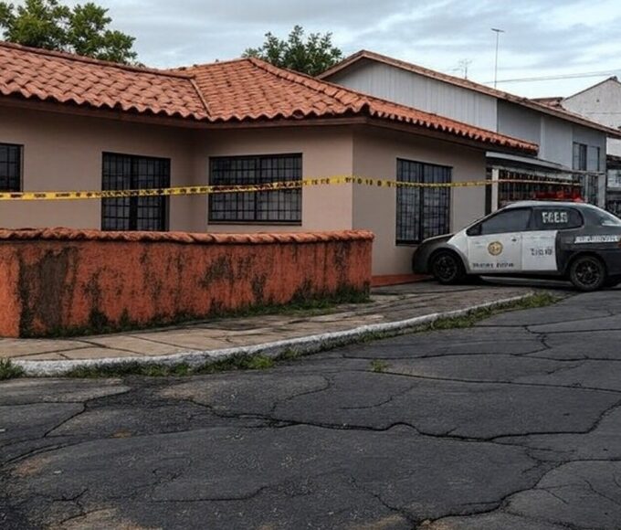Casa residencial em Sobradinho isolada por fita policial após assassinato durante reunião familiar.