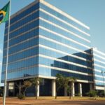 Fachada de agência do trabalhador em Brasília oferecendo vagas de emprego no DF com salários até R$ 3,5 mil.