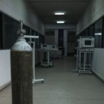 Cilindro de oxigênio em hospital público de Brasília, expondo falhas no sistema de saúde e atraso em desconto de energia para oxigenoterapia.