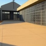 Prisão federal em Brasília com capela religiosa, ilustrando pedido de assistência na defesa de Bolsonaro.