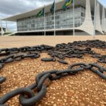 Edifício da CLDF em Brasília com correntes quebradas simbolizando lei contra trabalho escravo no DF.