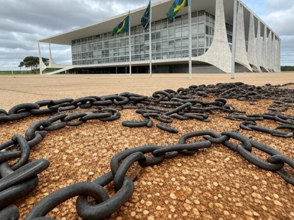 Edifício da CLDF em Brasília com correntes quebradas simbolizando lei contra trabalho escravo no DF.