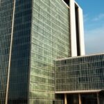 Edifício governamental em Brasília com bandeiras, representando parceria contra drogas no Distrito Federal.