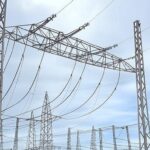 Subestação elétrica no DF com cabos e viatura da polícia, cena de tentativa de furto.