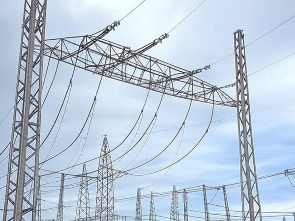 Subestação elétrica no DF com cabos e viatura da polícia, cena de tentativa de furto.