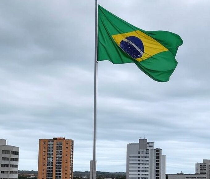 Cemitério europeu com caixão coberto pela bandeira brasileira, representando sepultamento de voluntário morto na Ucrânia.