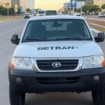 Rua em Brasília com sinalizações de trânsito e estande educativo do Detran-DF, promovendo ações de sensibilização no fim de semana.