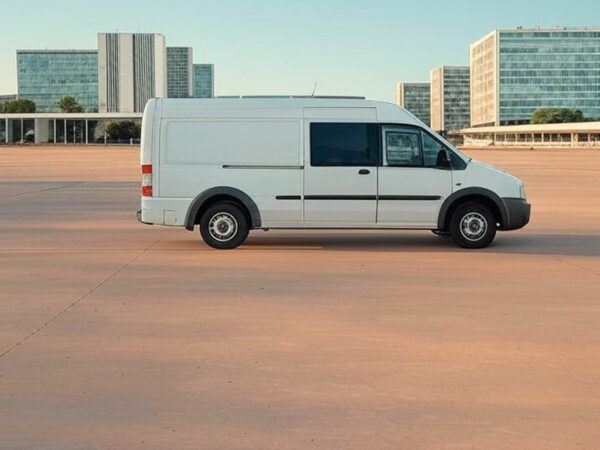 Van da Neoenergia Brasília em praça do DF para atendimentos itinerantes até 17 de janeiro.