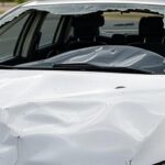 Viatura policial brasileira danificada em acidente, simbolizando custos ao Estado e déficit público.