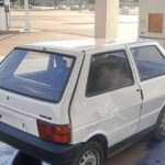 Carro Fiat Uno colidido em estação de GNV na Asa Norte de Brasília, causando vazamento de gás.