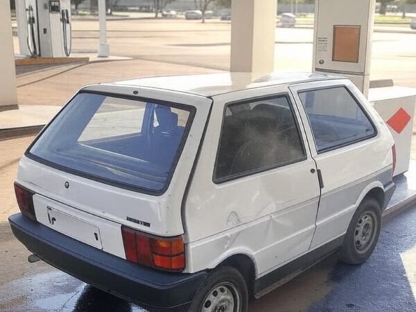 Carro Fiat Uno colidido em estação de GNV na Asa Norte de Brasília, causando vazamento de gás.