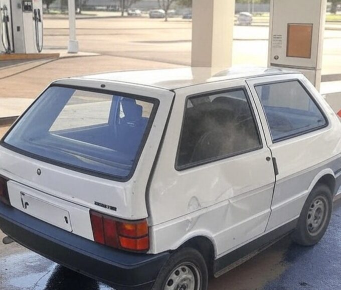 Carro Fiat Uno colidido em estação de GNV na Asa Norte de Brasília, causando vazamento de gás.