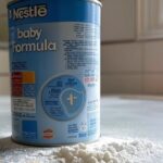 Lata de fórmula infantil Nestlé com contaminação sugerida em cozinha de Brasília, DF.