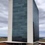 Edifício da CLDF em Brasília, representando aprovação de lei que converte licença-prêmio em imóveis, ampliando desigualdades no DF.