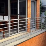 Casa brasileira representando o Projeto Protagonista da Casa, com elementos de capacitação para mulheres.