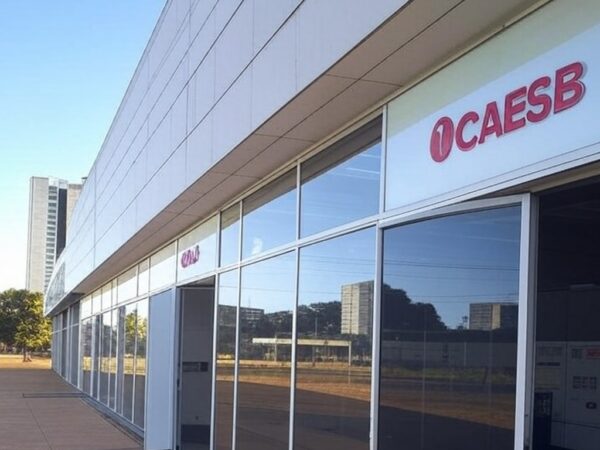 Fachada de agência da Caesb em Brasília com portas abertas, representando ampliação de horários de atendimento presencial no DF.
