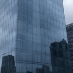 Edifício bancário moderno em São Paulo, representando investigação sobre fraudes na venda do Banco Master.