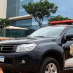 Viatura da Polícia Civil do DF em frente a hospital em Brasília, investigando mortes por desinfetante na veia.