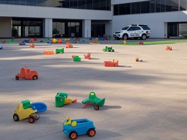 Fachada de creche no Distrito Federal com viatura policial, representando caso de agressão a crianças.