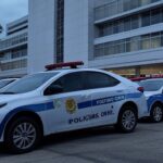 Fachada de hospital em Goiás com viaturas da polícia estacionadas, representando prisão de suspeitos de assassinato de pacientes.