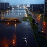 Chuva intensa em Brasília com nuvens escuras, raios e ruas alagadas na Esplanada dos Ministérios.
