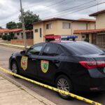 Viatura da Polícia Civil em rua de Sobradinho II, com fita de isolamento, representando prisão por homicídio.