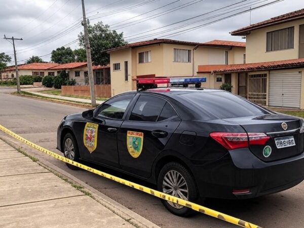 Viatura da Polícia Civil em rua de Sobradinho II, com fita de isolamento, representando prisão por homicídio.