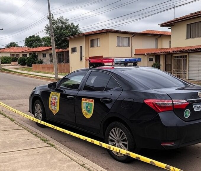 Viatura da Polícia Civil em rua de Sobradinho II, com fita de isolamento, representando prisão por homicídio.